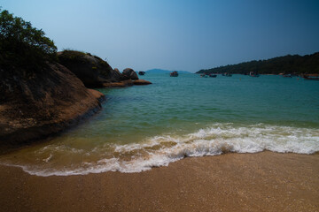 Obraz premium colorful beach with water and mountain waves
