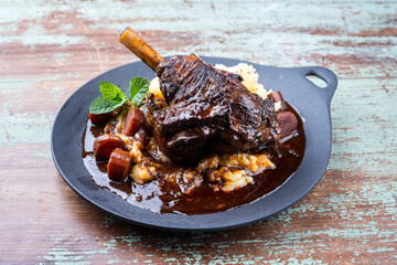Modern Style traditionelle geschmorte Lammhaxen in Rotwein Sauce mit Schalotten und Kartoffelpüree...