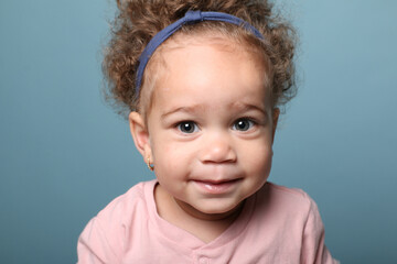 Naklejka premium Portrait of a beautiful young afro girl