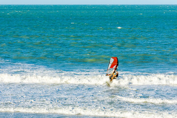 Windsurf esporte com habilidade e destreza no mar