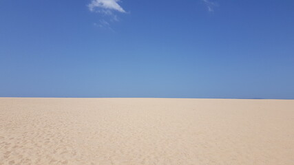 Fototapeta na wymiar Precioso paisaje de playa y cielo
