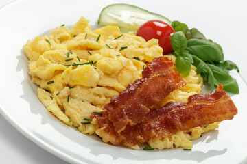 Frisches Rührei mit Speck