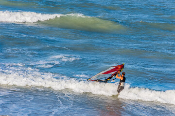 Windsurf esporte com habilidade e destreza no mar