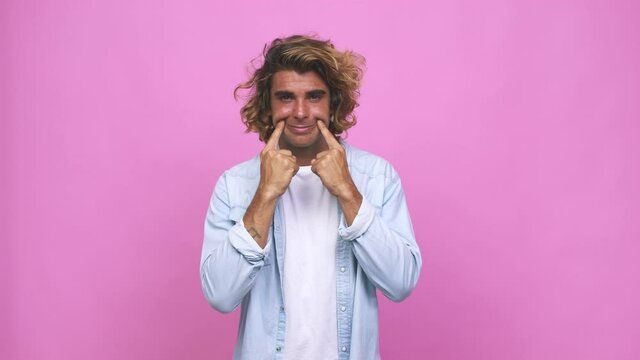 Young cool australian man doubting between two options