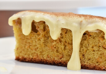 Delicious and fluffy carrot cake with a sweet chesse cream and cinnamon covered, perfect for an afternoon with friends and cup of coffe