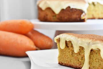 Delicious and fluffy carrot cake with a sweet chesse cream and cinnamon covered, perfect for an afternoon with friends and cup of coffe