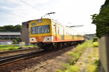 ローカル線の黄色い電車を流し撮り