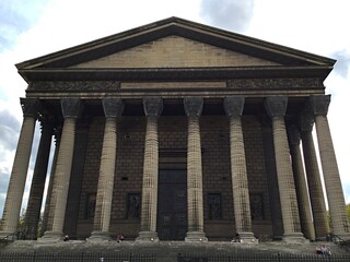 Walking around Eglise de la Madeleine