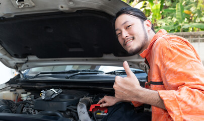 The mechanic opened the car bonnet and discovered an abnormality preventing the car to start.