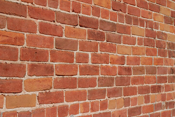 Obraz premium Antique grungy reddish brown brick wall texture background in a common bond brickwork pattern, with copy space