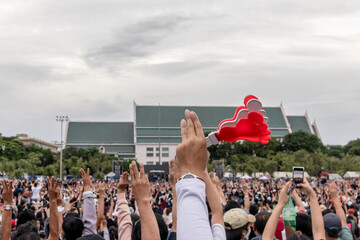 approximately 150,000 people. Most of the marches are crowds of students, students and social activists to against the government with a call for dissolution. Draft a new constitution