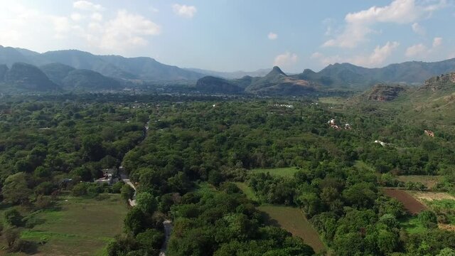Vista a&eacute;rea panor&aacute;mica del Pueblo M&aacute;gico de Malinalco en el Estado de M&eacute;xico con un cielo azul como fondo.