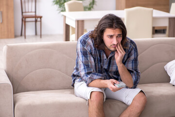 Obraz premium Young man suffering at home