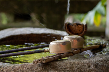 手水鉢の柄杓と流れる水