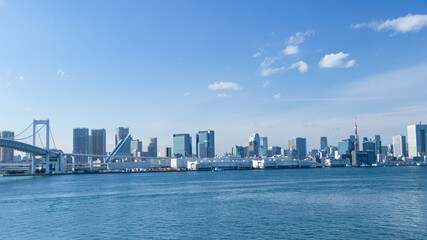 Fototapeta premium 青空を背景にレインボーブリッジから見た芝浦ふ頭とビル群