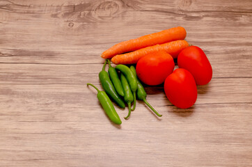 Vegetales y hortalizas sobre mesa de madera.