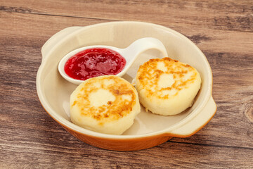 Cottage cheese pancakes with strawberry jam