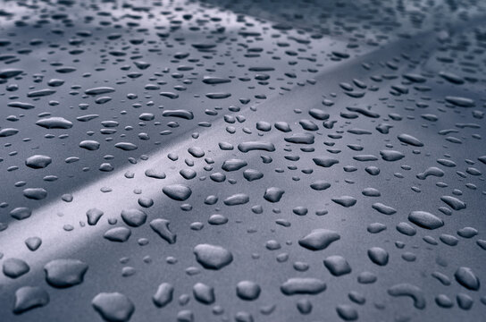 Gotas de agua sobre pintura metalizada de color gris