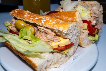 sandwich belegt mit thunfisch tomaten eier salat und oliven