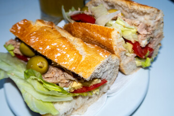 sandwich belegt mit thunfisch tomaten eier salat und oliven