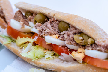 sandwich belegt mit thunfisch tomaten eier salat und oliven