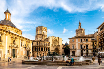 Fototapeta premium Kathedrale an der plaza de la virgen in der altstadt von Valencia 