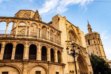 Fototapeta premium Kathedrale an der plaza de la virgen in der altstadt von Valencia 