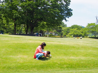 岐阜の公園で遊ぶ日本人の幼稚園児と母