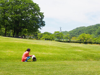 岐阜の公園で遊ぶ日本人の幼稚園児と母