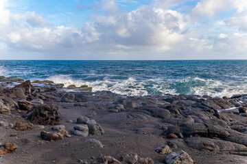 Fototapeta na wymiar Big waves on the rocky coast. Hawaii