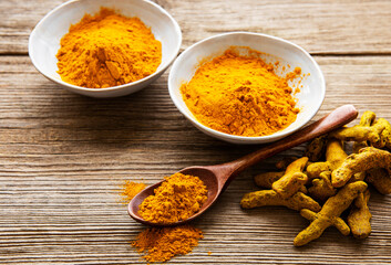  Yellow turmeric powder and dry roots