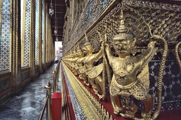 Obraz premium Closeup golden Garuda birds decorated on the wall of Buddhism temple in Thailand. Attractive place for tourism