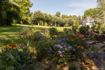 Obraz premium Parterre de fleurs dans le parc
