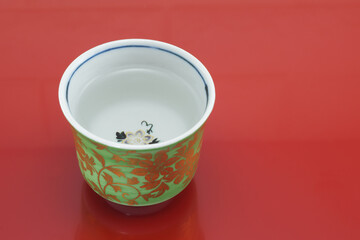 Sake cup and lacquered tray　九谷焼