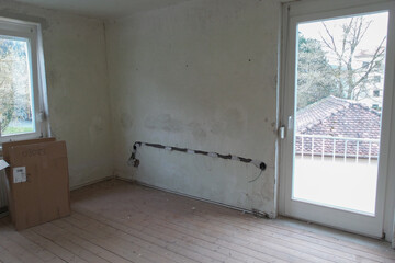 Renovierung eines Schlafzimmers mit offenen Leitungen