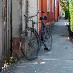 Fototapeta na wymiar An old bike in street