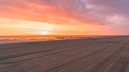 Fototapeta na wymiar Romantic sunrise above the ocean