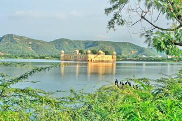 Pałac na wodzie w pobliżu indyjskie miejscowości Amber.