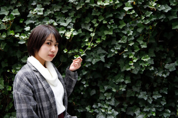 Obraz premium 秋の自然の中にいる女性のイメージ