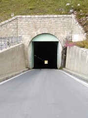Ouvrage tunnel de montagne mur blanc pierres et int&eacute;rieur sombre 