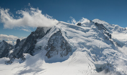 Fototapeta na wymiar Avalanche sur la montée du Mont Blanc du Tacul , France