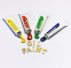 Schriftzug OIL PAINT mit Farbtuben gelb rot grün blau ausgequetscht 