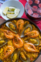 Paella de mariscos, limones y sangria
