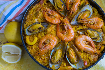 Paella de mariscos y limones