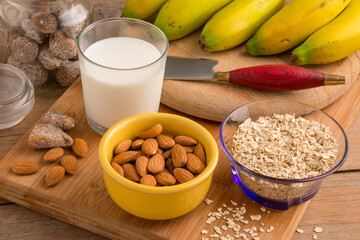 Frutos secos, leche y plátanos