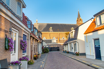 Fototapeta na wymiar Ulica w Egmond aan Zee z widokiem na Kościół. Kurort nadmorski położony nad Morzem Północnym, Holandia Północna.