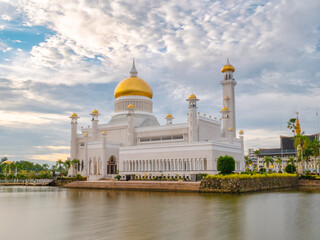 Fototapeta na wymiar Omar Ali Saifuddin Mosque at sunset in Bandar Seri Begawan, Brunei