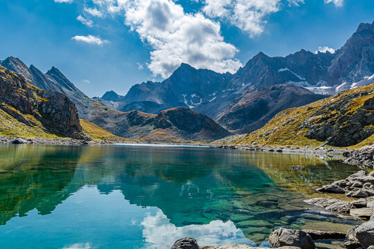 I laghi del Marinet si trovano in territorio francese. Sono raggiungibili sia dalla valle Maira che dalla valle dell'Ubaye  e sono posti a nord-est dell'impressionante Aiguille de Chambeyron