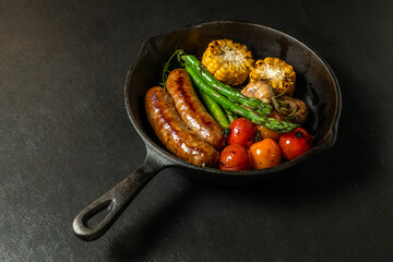 スキレット料理　Sausage dishes made in a cast frying pan