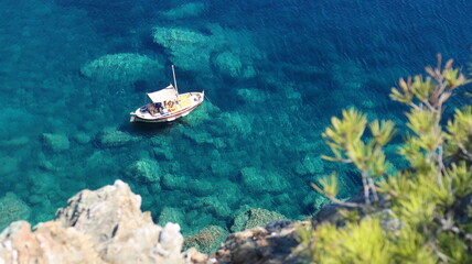 Calanque de l'Indienne sur l'île de Porquerolles au large de la ville d’Hyères, petit voilier...